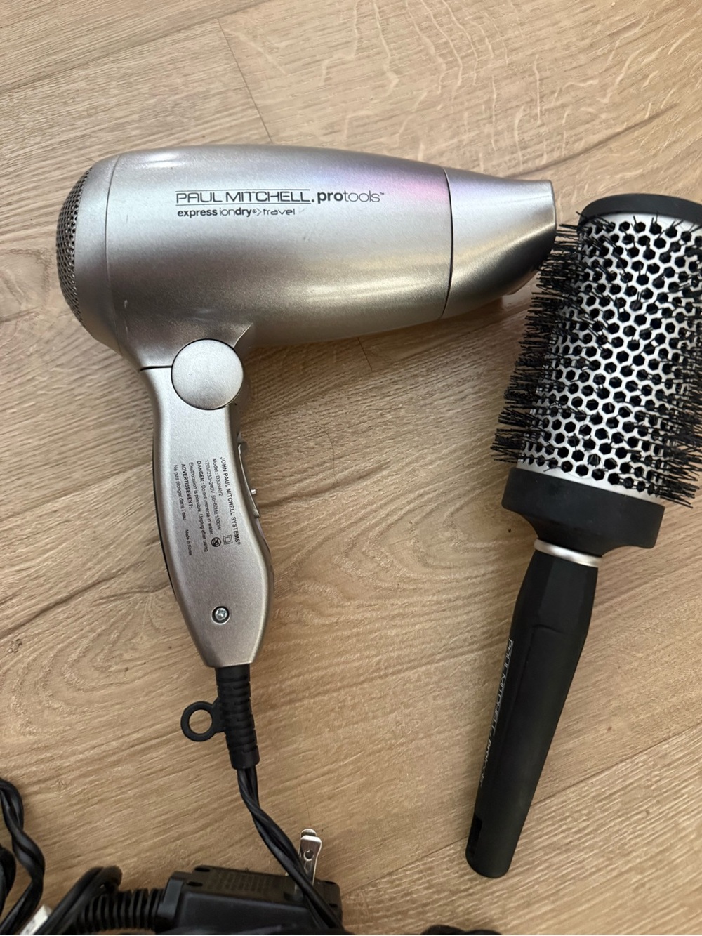 Paul Mitchell foldable, travel ion Blow dryer and large pro barrel round brush - Picture 4 of 10